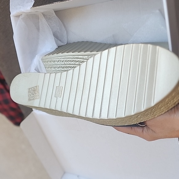 Brand new black/tan slides - Picture 2 of 3